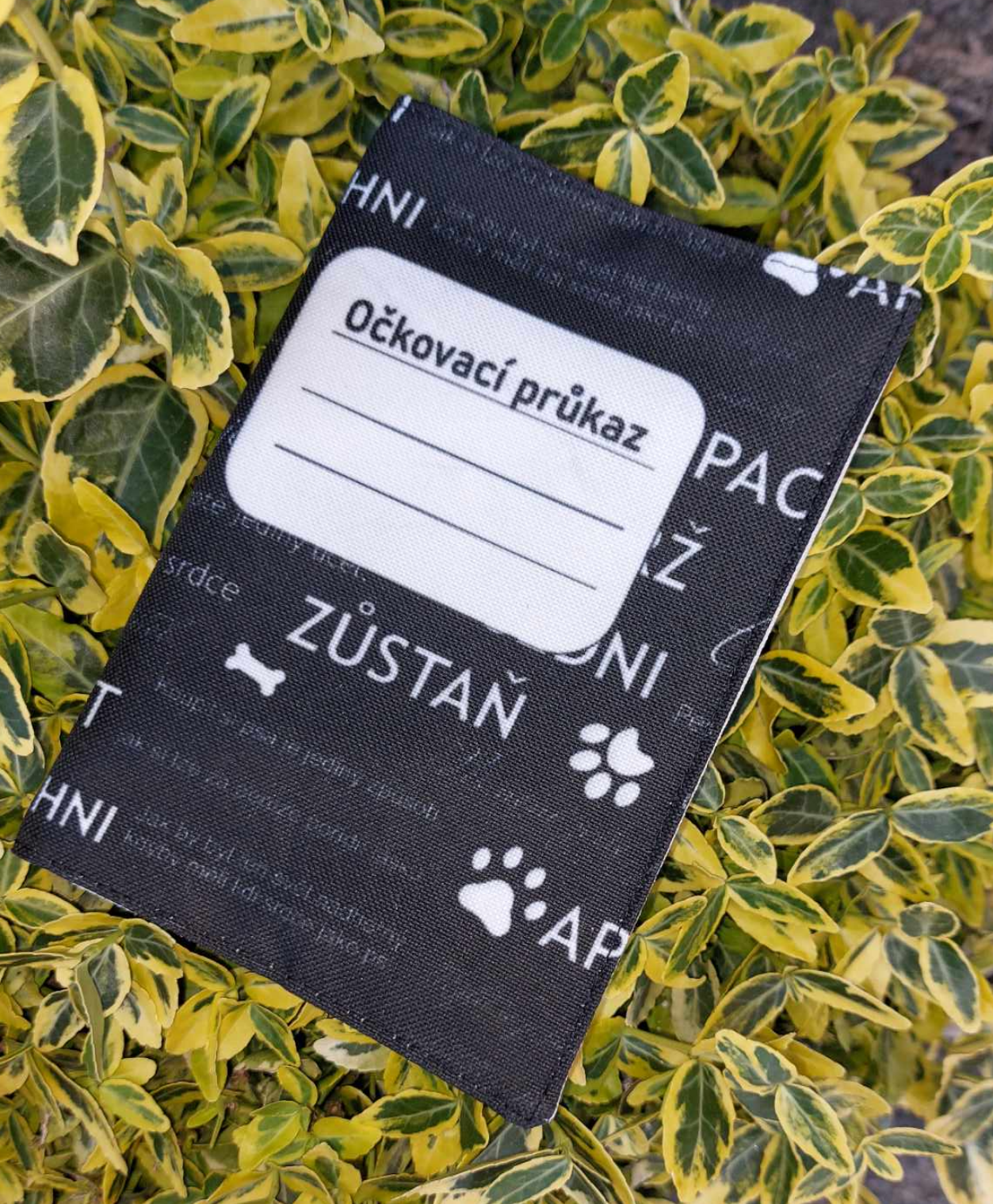 Obal na očkovací průkaz s nápisy - černý