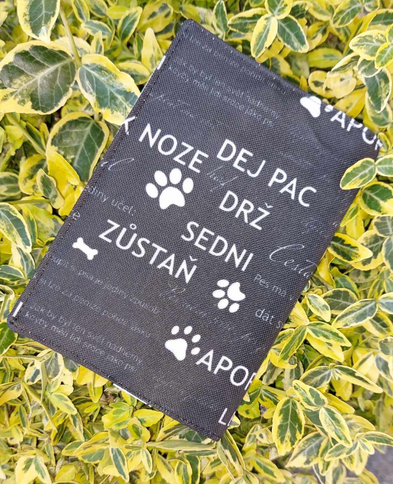 Obal na očkovací průkaz s nápisy - černý