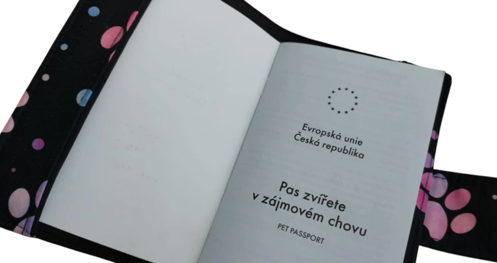 Obal na očkovací průkaz zapínací- holčičí tlapky